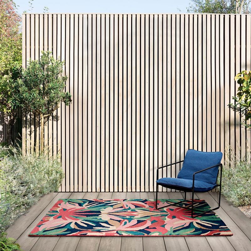 Tapis indoor/ outdoor en PET recyclé motif fleur design rose Melora ambiance