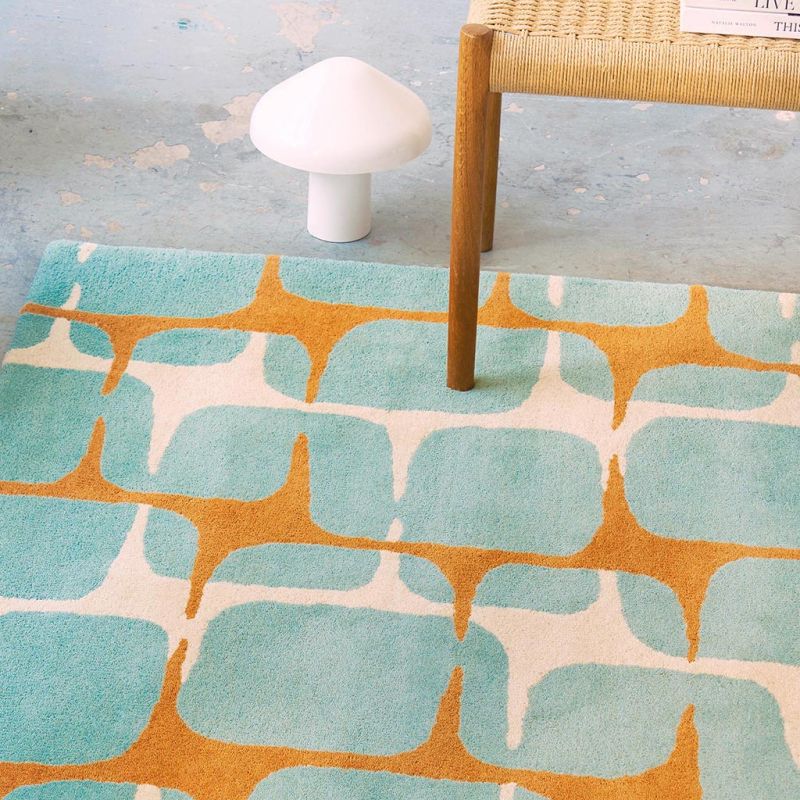 Tapis à motif galet Lohko bleu et orange Scion ambiance 2