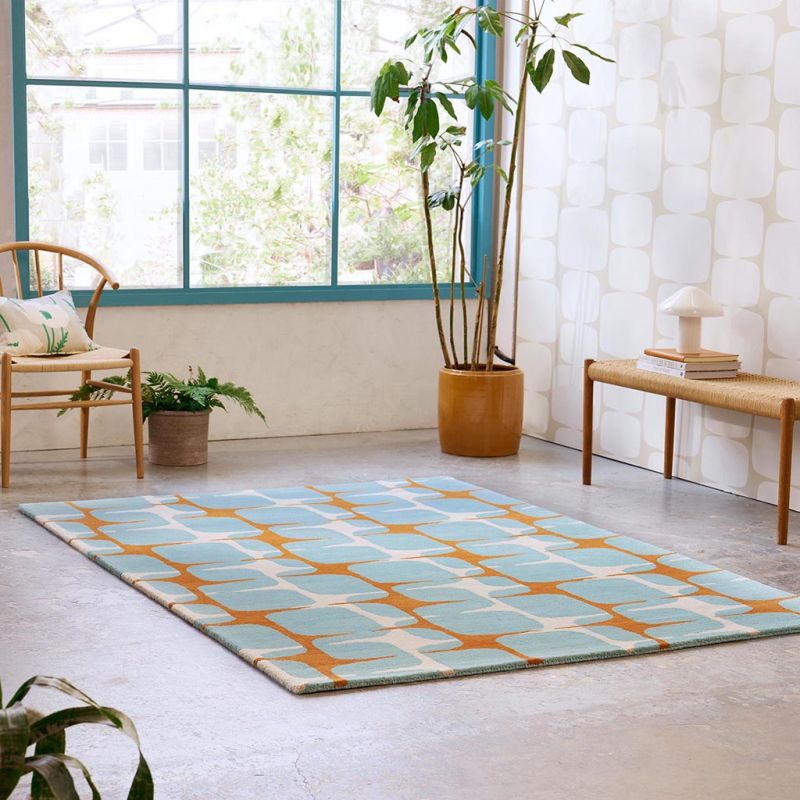 Tapis à motif galet Lohko bleu et orange Scion ambiance 1