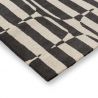 Tapis à motif galet rayé noir Scion angle