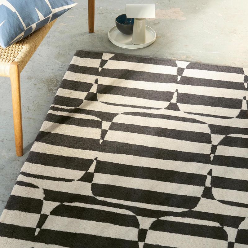 Tapis à motif galet rayé noir Scion ambiance 2