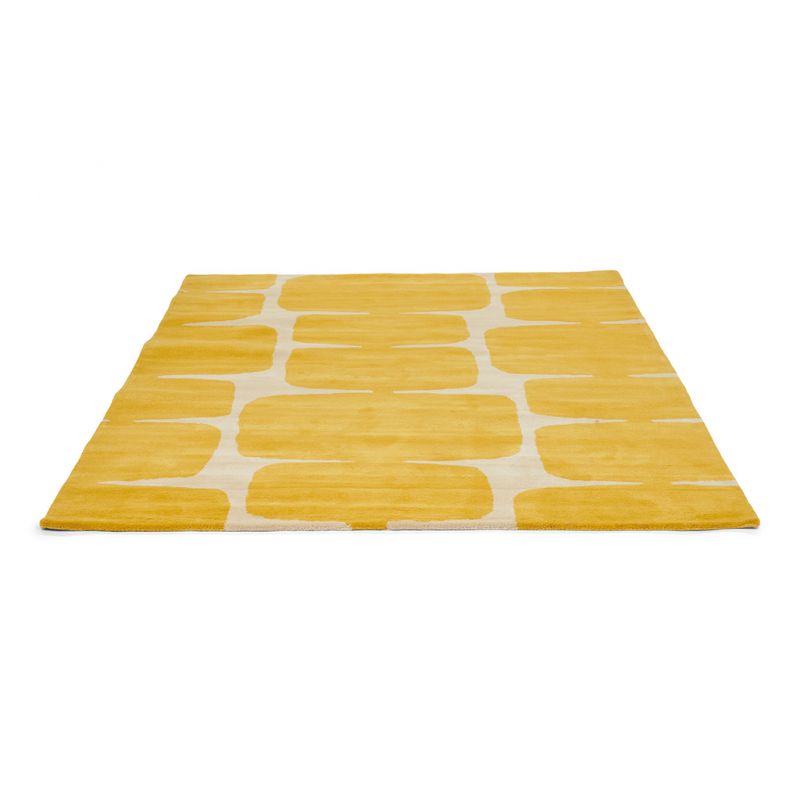 Tapis à motif galet Lohko Honey jaune Scion posé