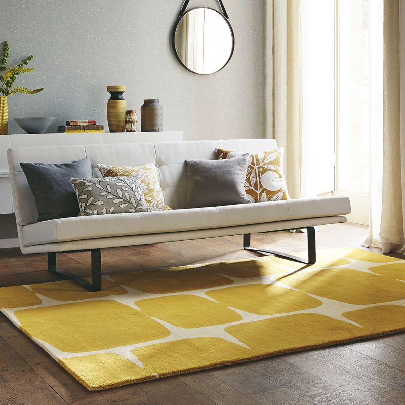 Tapis à motif galet Lohko Honey jaune Scion ambiance