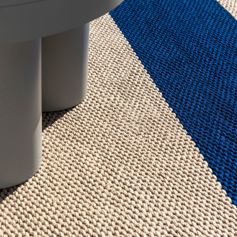 Tapis exterieur interieur en PET recyclé bleu Dhurrie détail matiere