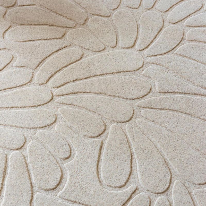 Tapis haut de gamme en laine motif floral beige détail motif
