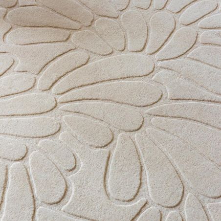 Tapis haut de gamme en laine motif floral beige détail motif Tapis haut de gamme en laine motif floral beige détail motif