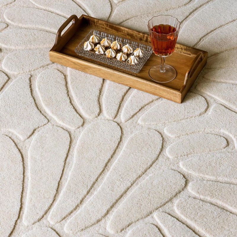 Tapis haut de gamme en laine motif floral beige détail texture