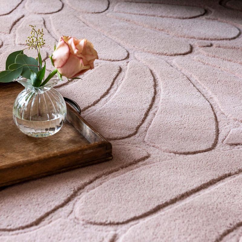 Tapis haut de gamme en laine motif floral rose détail couleur