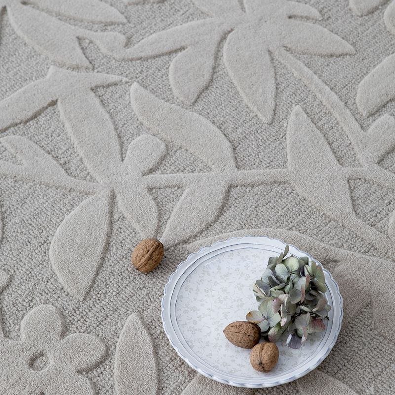 Tapis haut de gamme en laine motif végétal gris détail matériaux