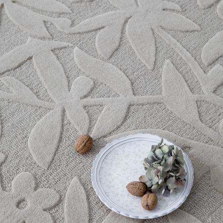 Tapis haut de gamme en laine motif végétal gris détail matériaux Tapis haut de gamme en laine motif végétal gris détail matériaux