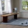 Tapis haut de gamme en laine motif végétal bleu ambiance
