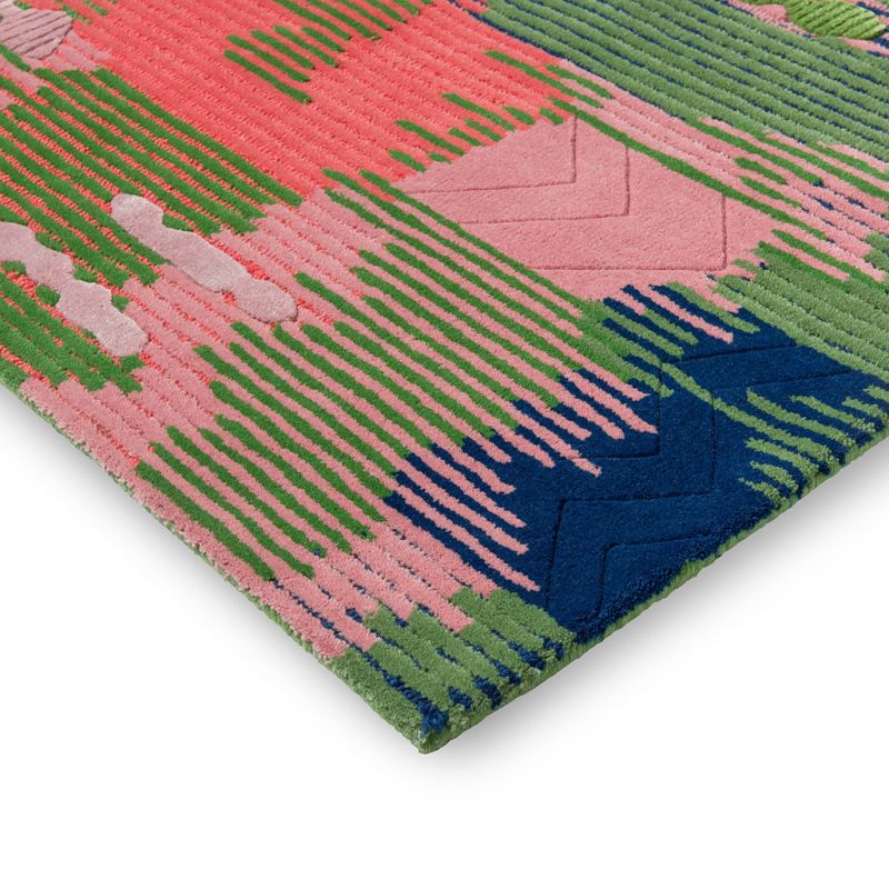 Tapis haut de gamme en laine et viscoseWilderness vert multi Harlequin focus angle