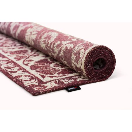 Tapis de salon Suzani Zephyr beige et bordeau détail etiquette Tapis de salon Suzani Zephyr beige et bordeau détail etiquette