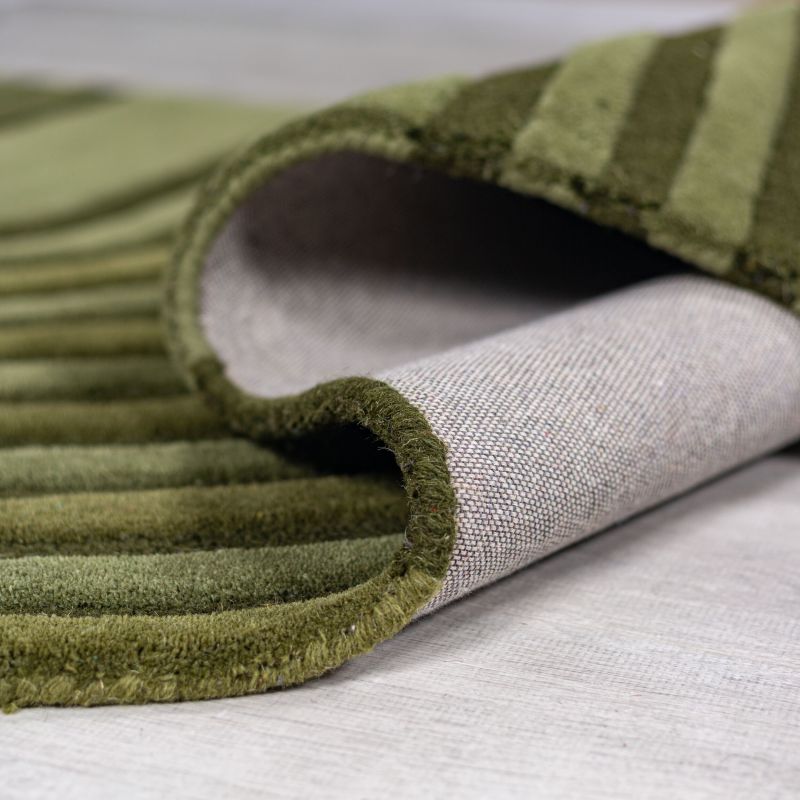 Tapis en laine vert forme originale Conway retro détail revetement