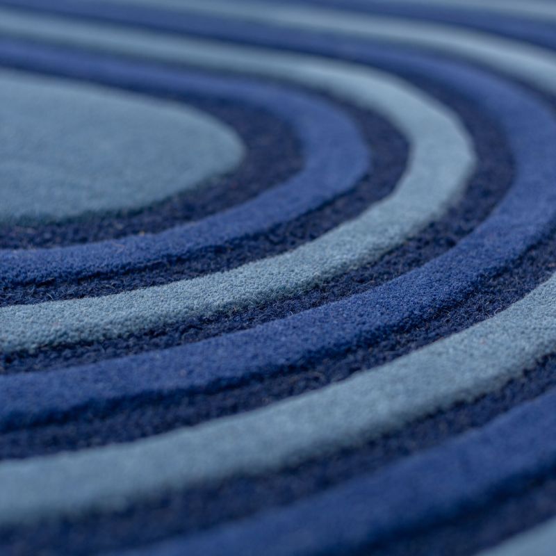 Tapis en laine bleu forme originale Conway retro détail matiere