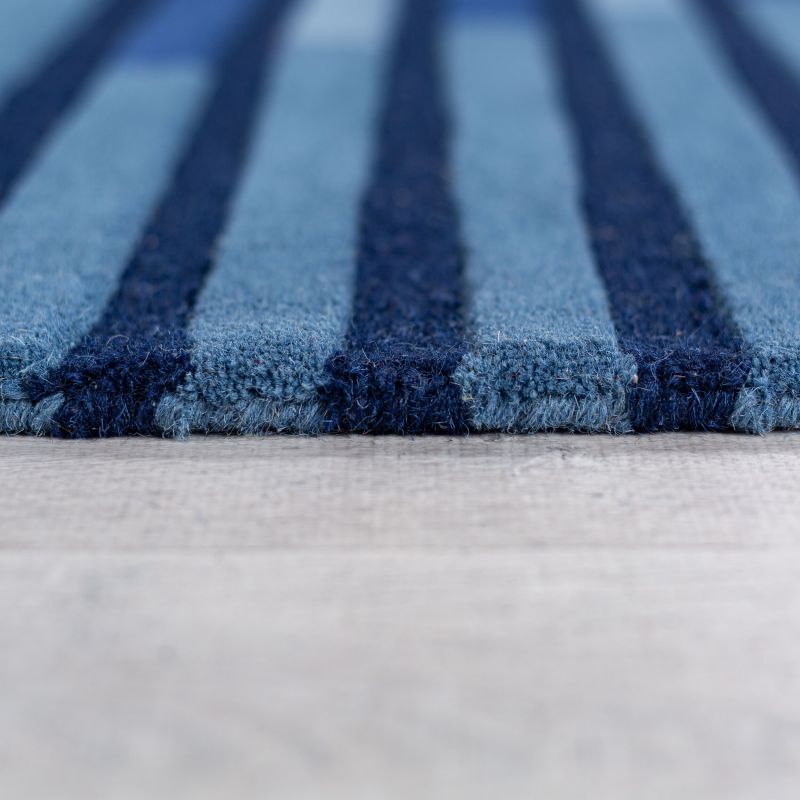 Tapis en laine bleu forme originale Conway retro détail bordure