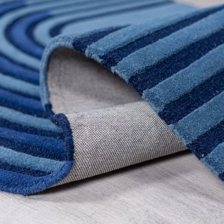 Tapis en laine bleu forme originale Conway retro détail revetement