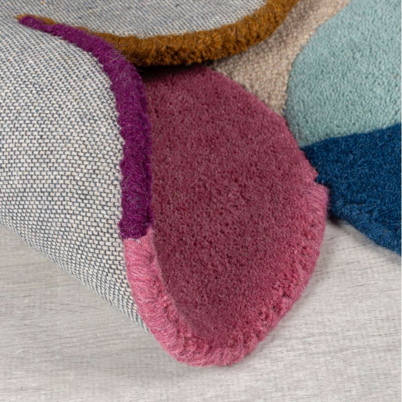 tapis de salon en laine rose et violet multicolore Abstract Scallop détail revetement