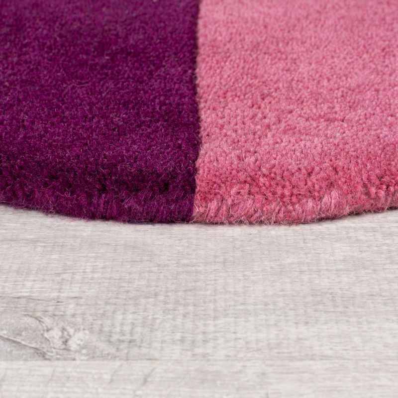 tapis de salon en laine rose et violet multicolore Abstract Scallop détail bordure