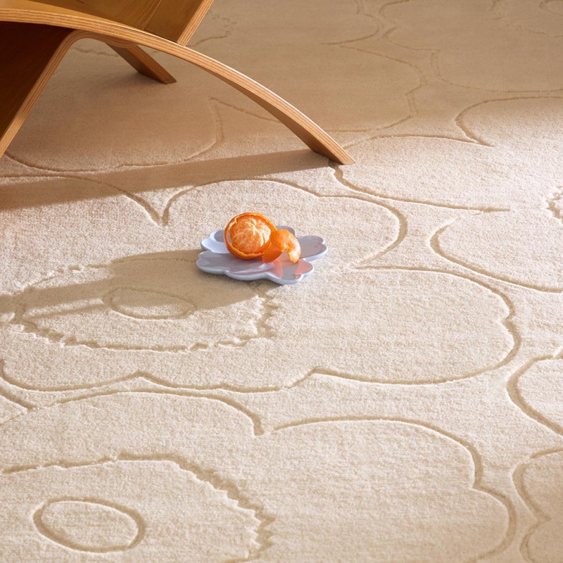 Tapis haut de gamme en laine écru Piirto floral par Marimekko ambiance zoom