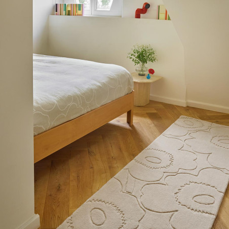 Tapis haut de gamme de couloir en laine écru Piirto floral par Marimekko ambiance