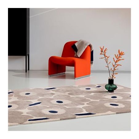Tapis haut de gamme en laine écru Unikko Grège par Marimekko salon
