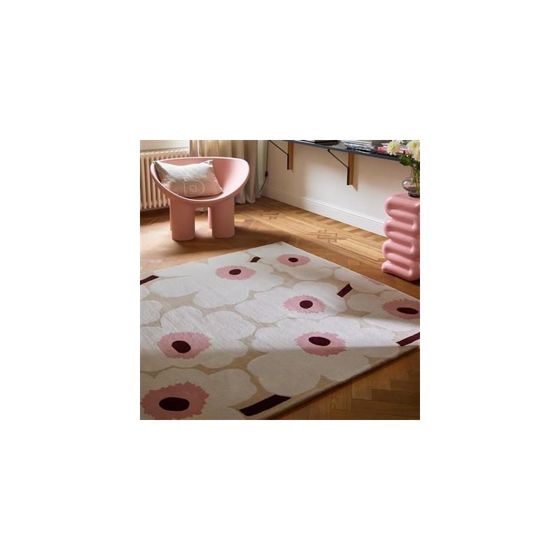 Tapis haut de gamme en laine beige et rose Unikko par Marimekko ambiance