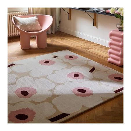 Tapis haut de gamme en laine beige et rose Unikko par Marimekko ambiance