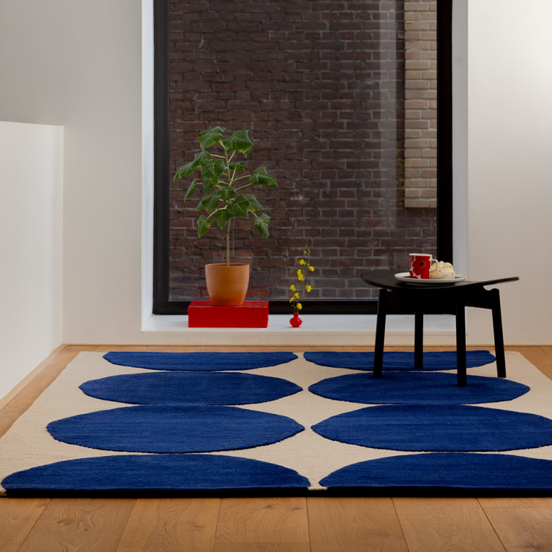 Tapis haut de gamme en laine bleu Isot Kivetpar Marimekko ambiance