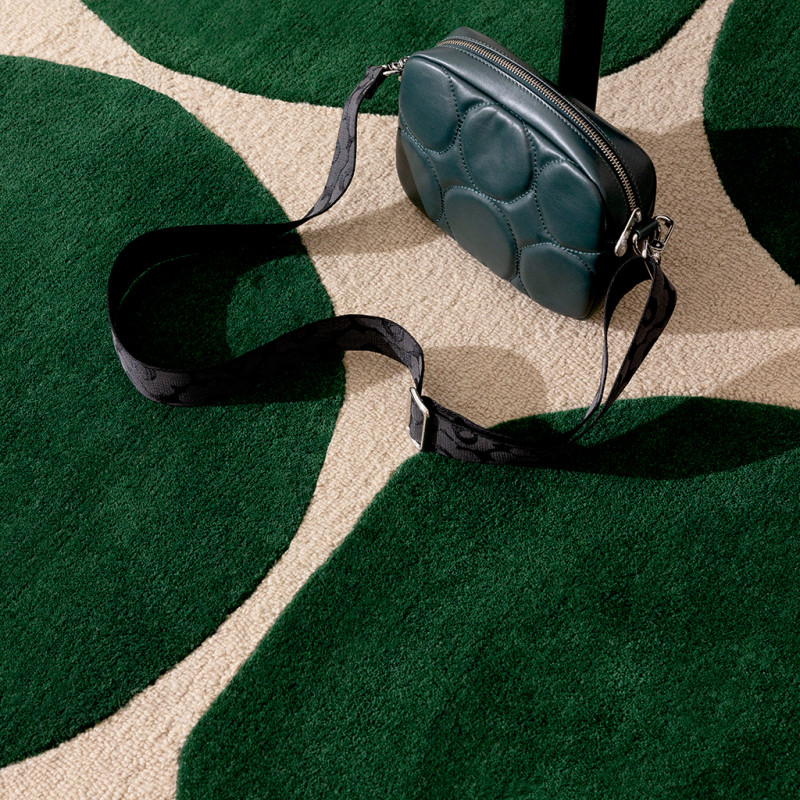 Tapis haut de gamme en laine vert Isot Kivet par Marimekko ambiance zoom