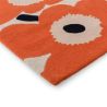 Tapis haut de gamme en laineorange Unikko par Marimekko angle