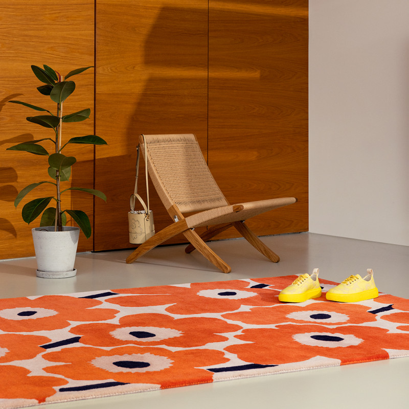 Tapis haut de gamme en laineorange Unikko par Marimekko salon
