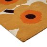 Tapis haut de gamme en laine miel Unikko par Marimekko coin