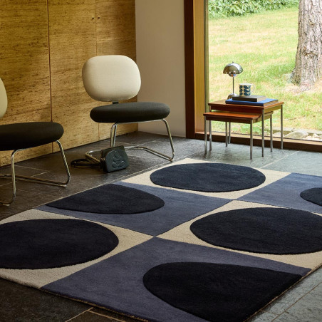 Tapis en laine tufté main Spot Square bleu marine salon
