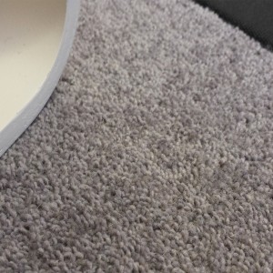 Tapis gansé gris