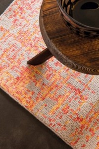 Le tapis contemporain noué main rouge orangé en laine et viscose
