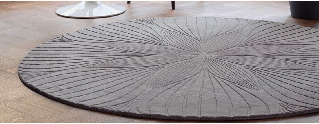 Tapis rond rouge ou noir naturel pour un effet graphique très déco